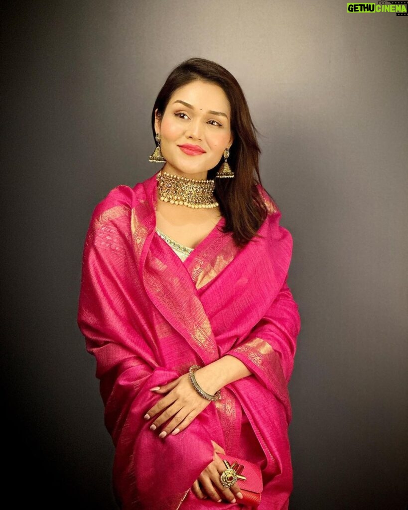Sonu Kakkar Instagram - Saree…My fav attire💖 #sonukakkar #love #wearing #saree #indian #attire #traditional #look