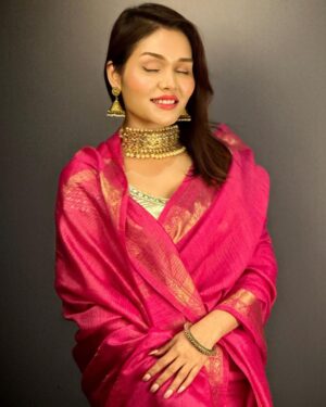 Sonu Kakkar Instagram - Saree…My fav attire💖

#sonukakkar #love #wearing #saree #indian #attire #traditional #look