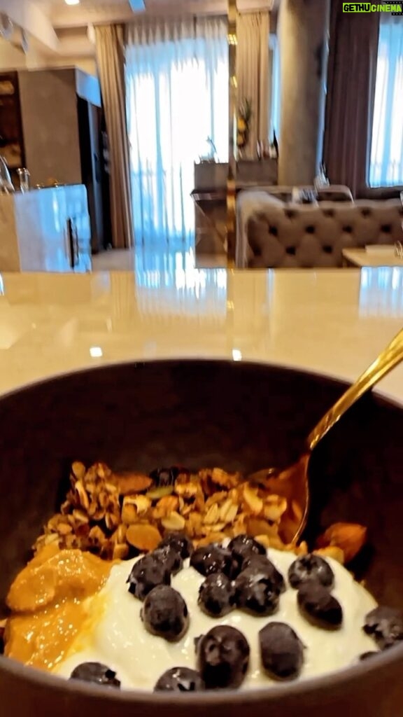 Sonu Kakkar Instagram - My Healthy Breakfast bowl🤎💪🏻 BTW Have you heard this New Song of mine #Meherbaan ? Kaisa laga ? #healthy #breakfast #healthyeating #yummy #reels #reelsinstagram #sonukakkar #newsong #meherbaan