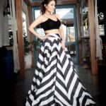 Sonu Kakkar Instagram – 🖤

@perfectwomanmagazineofficial 
📸 @photographybyafn 
👗 @ranbirmukherjeeofficial 
💍 @miranabymegha 
Styled by @aesana0710 
Hairstyling @isha_hmua 

@dr.khooshigurubhai ♥️
@dr.geetsthakkar
@gurubhaithakkar

#magazineshoot #covergirl #sonukakkar #perfectwomanmagazine