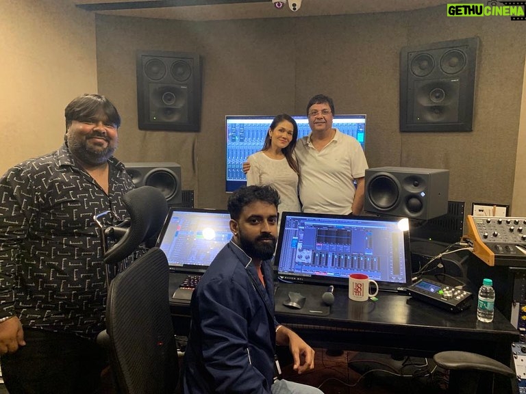 Sonu Kakkar Instagram - Beautiful session light night with one of my most favs @jaidevkumar_jd ji what a gem of a person he is!! I am and will be your fan always✨ Sharing the #rawpics #nofilter pics here coz sometimes raw is beautiful ain’t it ? #sonukakkar