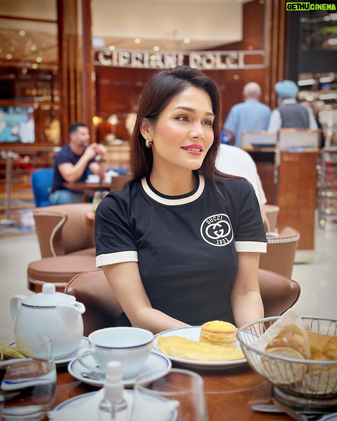 Sonu Kakkar Instagram - ☕️🖤 Cipriani Dolci