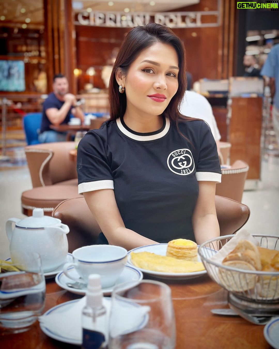 Sonu Kakkar Instagram - ☕️🖤 Cipriani Dolci
