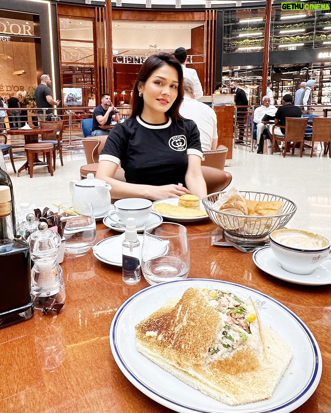 Sonu Kakkar Instagram - ☕️🖤 Cipriani Dolci