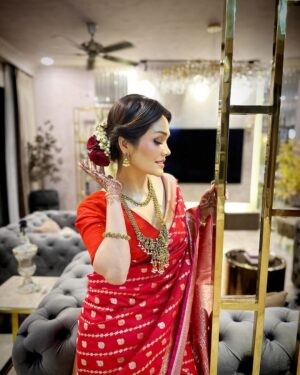 Sonu Kakkar Instagram - My Karwa Chauth Look this year♥️🥰🌙

Saree @roopmilanofficial
Blouse @purvisethiacouture 
Hair by @flawlesshair_by_sharmila
Jewellery @kushalsfashionjewellery
Styling @styleitupwithraavi @littlepuffsofhappiness
Mehndi @mehendi_artist_by_shagufta 

#karwachauth #look #sonukakkar #indian #attire  #traditionallook #saree