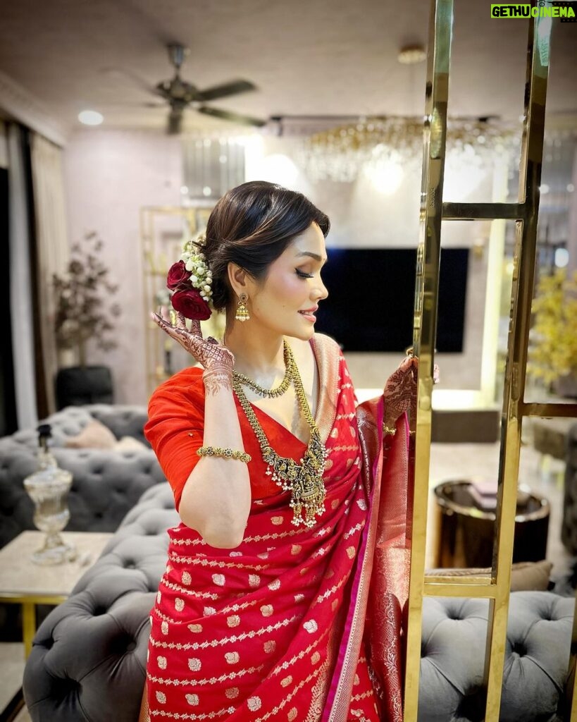 Sonu Kakkar Instagram - My Karwa Chauth Look this year♥🥰🌙 Saree @roopmilanofficial Blouse @purvisethiacouture Hair by @flawlesshair_by_sharmila Jewellery @kushalsfashionjewellery Styling @styleitupwithraavi @littlepuffsofhappiness Mehndi @mehendi_artist_by_shagufta #karwachauth #look #sonukakkar #indian #attire #traditionallook #saree