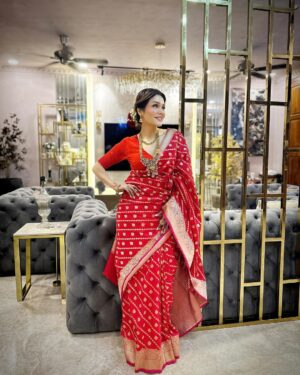 Sonu Kakkar Instagram - My Karwa Chauth Look this year♥️🥰🌙

Saree @roopmilanofficial
Blouse @purvisethiacouture 
Hair by @flawlesshair_by_sharmila
Jewellery @kushalsfashionjewellery
Styling @styleitupwithraavi @littlepuffsofhappiness
Mehndi @mehendi_artist_by_shagufta 

#karwachauth #look #sonukakkar #indian #attire  #traditionallook #saree