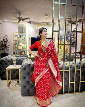 Sonu Kakkar Instagram - My Karwa Chauth Look this year♥️🥰🌙

Saree @roopmilanofficial
Blouse @purvisethiacouture 
Hair by @flawlesshair_by_sharmila
Jewellery @kushalsfashionjewellery
Styling @styleitupwithraavi @littlepuffsofhappiness
Mehndi @mehendi_artist_by_shagufta 

#karwachauth #look #sonukakkar #indian #attire  #traditionallook #saree