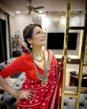 Sonu Kakkar Instagram - My Karwa Chauth Look this year♥️🥰🌙

Saree @roopmilanofficial
Blouse @purvisethiacouture 
Hair by @flawlesshair_by_sharmila
Jewellery @kushalsfashionjewellery
Styling @styleitupwithraavi @littlepuffsofhappiness
Mehndi @mehendi_artist_by_shagufta 

#karwachauth #look #sonukakkar #indian #attire  #traditionallook #saree