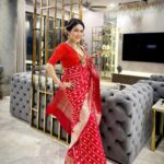 Sonu Kakkar Instagram – My Karwa Chauth Look this year♥️🥰🌙

Saree @roopmilanofficial
Blouse @purvisethiacouture 
Hair by @flawlesshair_by_sharmila
Jewellery @kushalsfashionjewellery
Styling @styleitupwithraavi @littlepuffsofhappiness
Mehndi @mehendi_artist_by_shagufta 

#karwachauth #look #sonukakkar #indian #attire  #traditionallook #saree