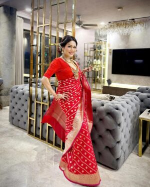 Sonu Kakkar Instagram - My Karwa Chauth Look this year♥️🥰🌙

Saree @roopmilanofficial
Blouse @purvisethiacouture 
Hair by @flawlesshair_by_sharmila
Jewellery @kushalsfashionjewellery
Styling @styleitupwithraavi @littlepuffsofhappiness
Mehndi @mehendi_artist_by_shagufta 

#karwachauth #look #sonukakkar #indian #attire  #traditionallook #saree