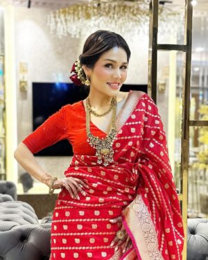 Sonu Kakkar Instagram - My Karwa Chauth Look this year♥️🥰🌙

Saree @roopmilanofficial
Blouse @purvisethiacouture 
Hair by @flawlesshair_by_sharmila
Jewellery @kushalsfashionjewellery
Styling @styleitupwithraavi @littlepuffsofhappiness
Mehndi @mehendi_artist_by_shagufta 

#karwachauth #look #sonukakkar #indian #attire  #traditionallook #saree