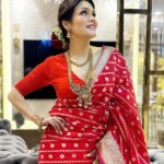 Sonu Kakkar Instagram – My Karwa Chauth Look this year♥️🥰🌙

Saree @roopmilanofficial
Blouse @purvisethiacouture 
Hair by @flawlesshair_by_sharmila
Jewellery @kushalsfashionjewellery
Styling @styleitupwithraavi @littlepuffsofhappiness
Mehndi @mehendi_artist_by_shagufta 

#karwachauth #look #sonukakkar #indian #attire  #traditionallook #saree