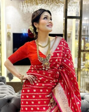 Sonu Kakkar Instagram - My Karwa Chauth Look this year♥️🥰🌙

Saree @roopmilanofficial
Blouse @purvisethiacouture 
Hair by @flawlesshair_by_sharmila
Jewellery @kushalsfashionjewellery
Styling @styleitupwithraavi @littlepuffsofhappiness
Mehndi @mehendi_artist_by_shagufta 

#karwachauth #look #sonukakkar #indian #attire  #traditionallook #saree