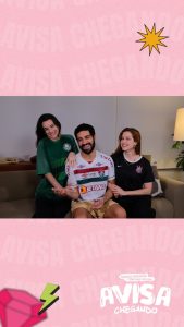 Sophia Abrahão Instagram - Temos um questionamento: vocês acham que os “gamers” tem mais chance de sobreviver ao fim do mundo? 🧐😂 O episódio de hoje tá um bobeirol que só, do jeitinho que são os nossos papos com o @miguel_romulo, nosso amigo e convidado do #AvisaChegando ❤️ conversamos sobre o “Fim do Mundo”, e a gente riu do começo ao fim (polêmico, né? hahahaha). Daqui a pouco no nosso canal do YouTube :) #videocast #avisachegando #miguelromulo #sophiaabrahao #marianamolina #fimdomundo
