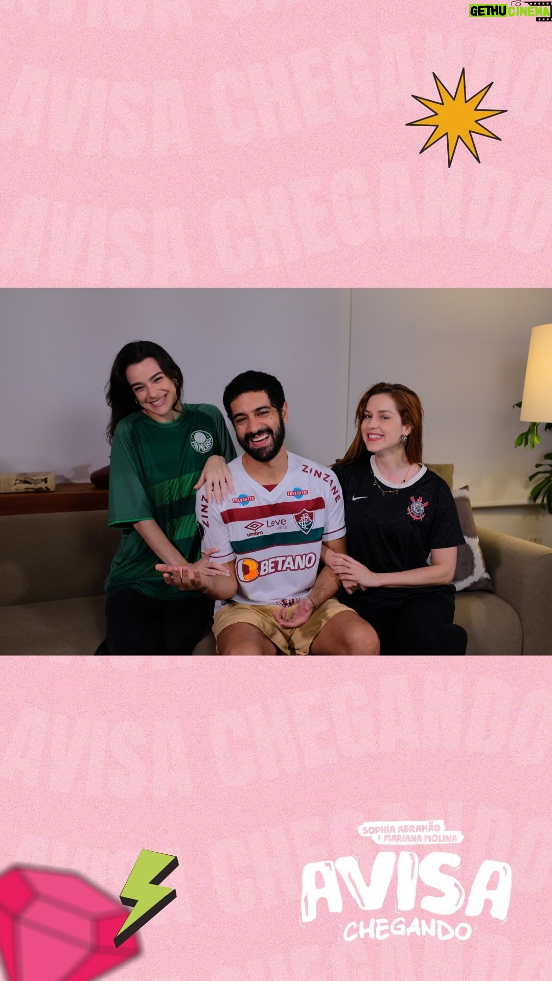 Sophia Abrahão Instagram - Temos um questionamento: vocês acham que os “gamers” tem mais chance de sobreviver ao fim do mundo? 🧐😂 O episódio de hoje tá um bobeirol que só, do jeitinho que são os nossos papos com o @miguel_romulo, nosso amigo e convidado do #AvisaChegando ❤️ conversamos sobre o “Fim do Mundo”, e a gente riu do começo ao fim (polêmico, né? hahahaha). Daqui a pouco no nosso canal do YouTube :) #videocast #avisachegando #miguelromulo #sophiaabrahao #marianamolina #fimdomundo