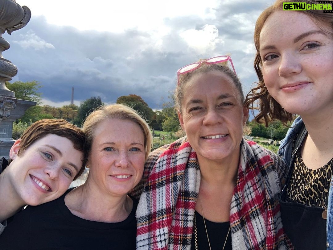 Sophia Lillis Instagram - Hell yeah! Had lots o fun in Paris with @bayvuegirl and @shannonpurser and my MOM (if u look really closely u see the Eiffel Tower)
