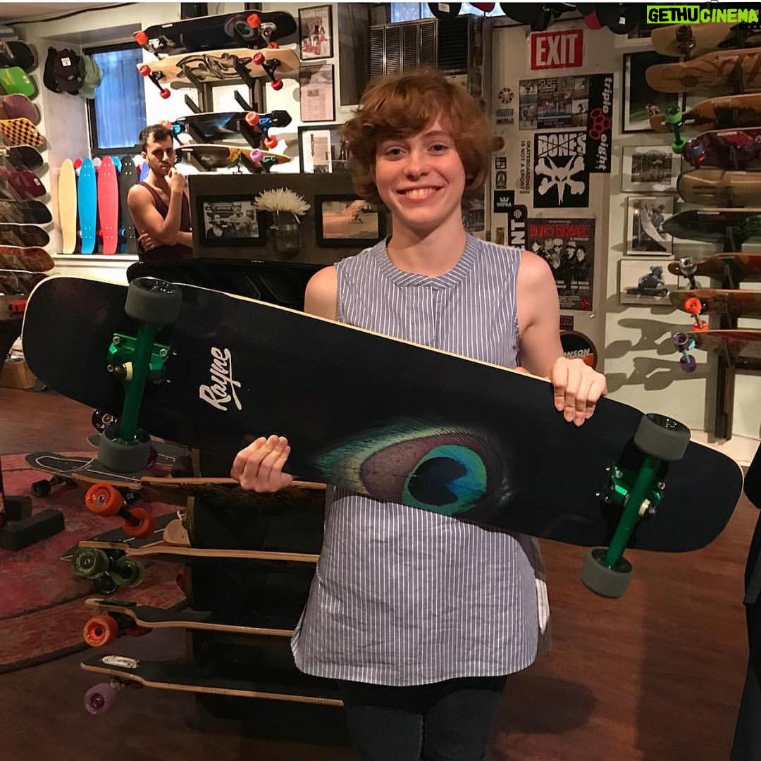 Sophia Lillis Instagram - Thanks @unclefunkysboards for the new longboard! Uncle Funkys Boards