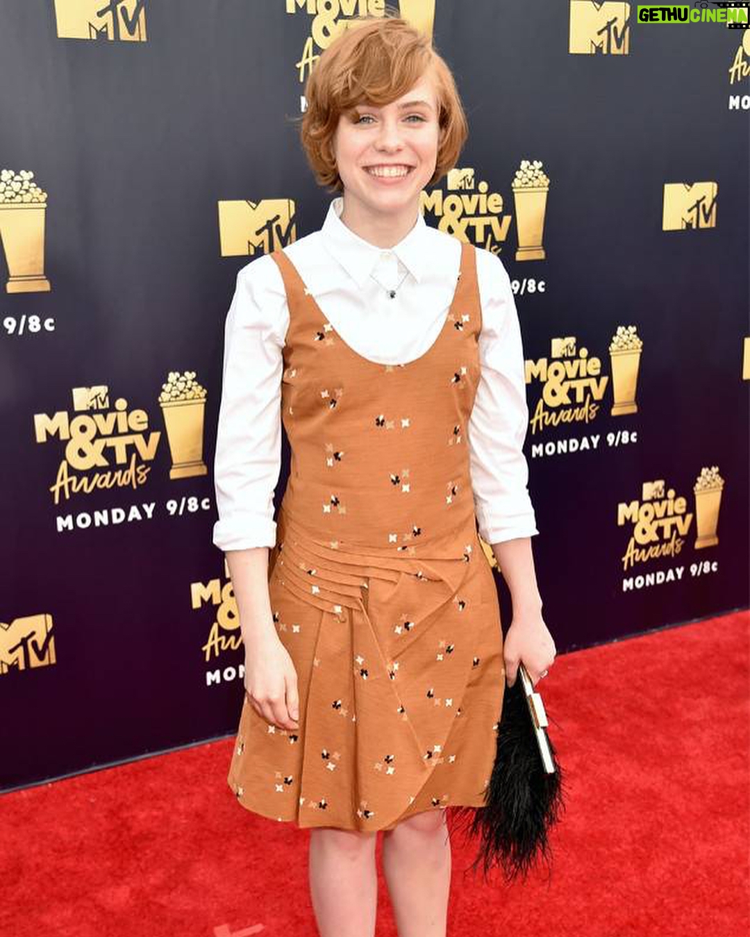 Sophia Lillis Instagram - Thanks to @gabriellangenbrunner for dressing me for the @mtvmovieaward! Thanks @emporioarmani x @giorgioarmani for the dress, and to @blondiemua for hair and makeup. Special thanks to @swarovski @kukkajewelry @katespadeny and @stuartweitzman!