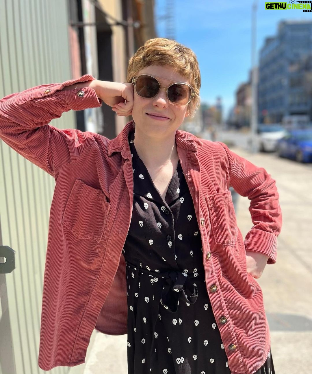 Sophia Lillis Instagram - It finally feels like spring in NY, and I got these funky and fun new glasses to prove it! Thanks @evamasaki , I love ‘em a lot ☀️🌞 Brooklyn, New York
