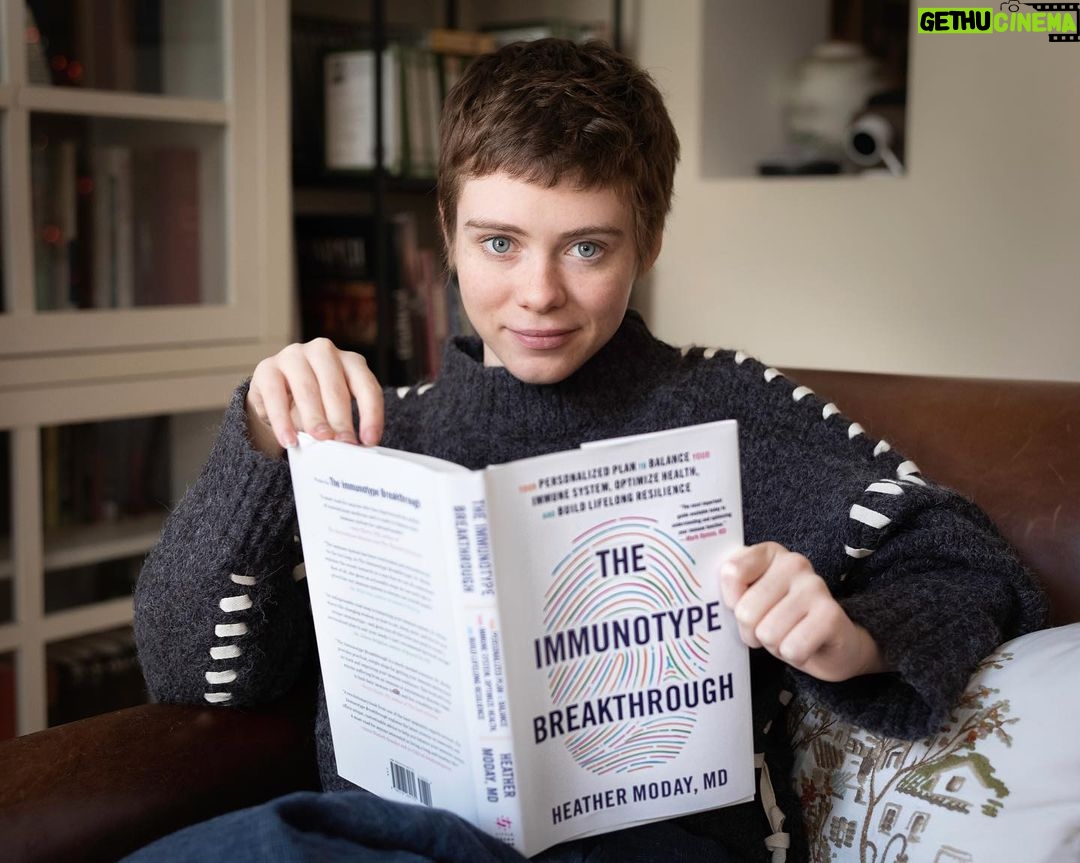 Sophia Lillis Instagram - Exciting news! My aunt just published a great book about the immune system, check it out! Link in bio. @theimmunitymd