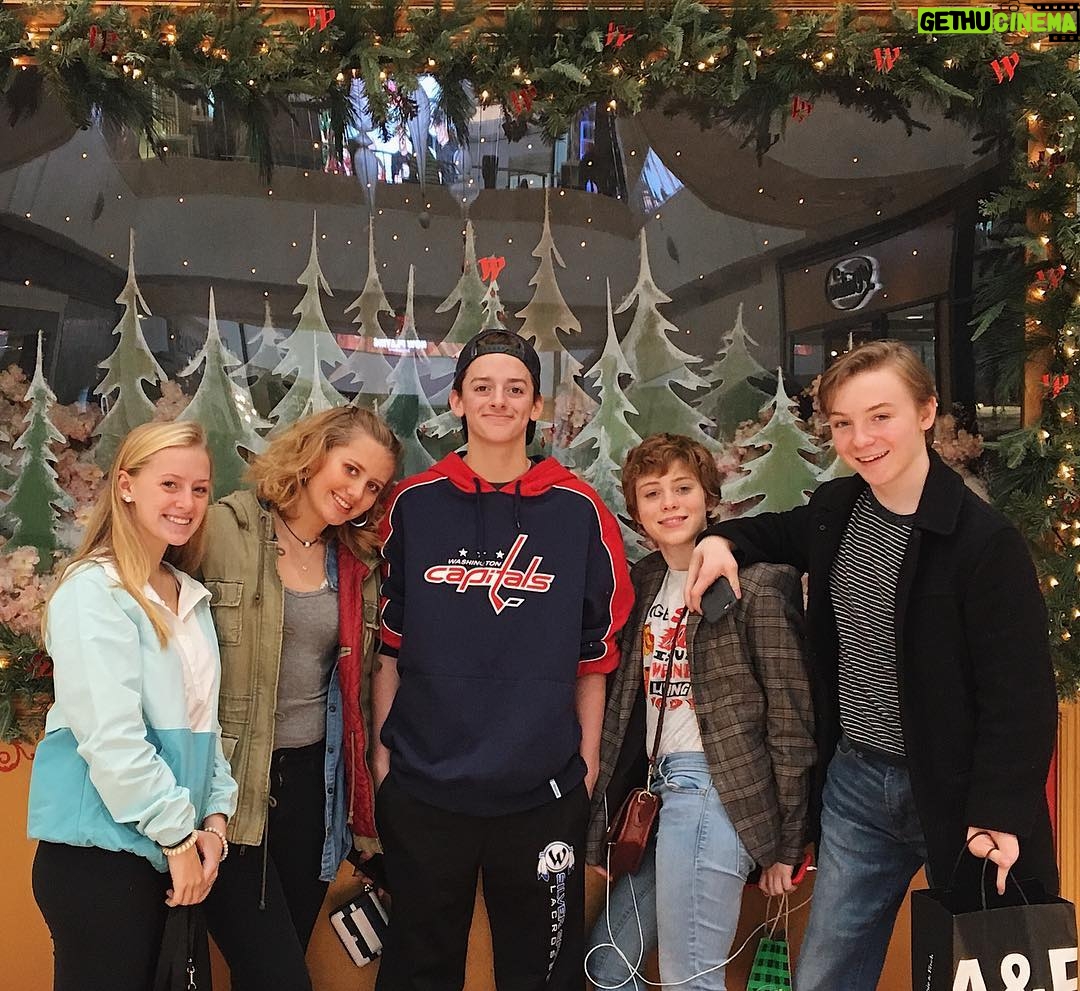 Sophia Lillis Instagram - Had the darndest good time with me buds! Happy Holidays!