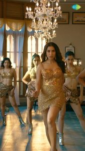 Sophie Choudry Instagram - Let’s see you hook to the beats of #Lips 😍😍 Join the #LipsChallenge, recreate the hookstep and I may just feature you 💋😉 @saregama_official @raahimusicworld @ardaas_26 @lovel.arora @ajaybittuarora @ruelhiphop @freddy_daruwala @hslstudios #newsong #reels #trendingsong #sophiechoudry #saregamaofficial