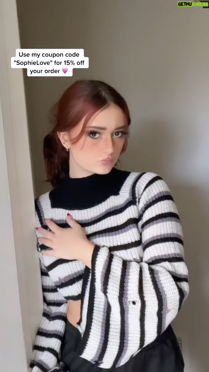 Sophie Fergi - 3.3K Likes - IM LOVING THESE FITS FROM @romwe ❤️
Use my code SophieLove for 15% off 💰 #romwe #romwehaul 🥳