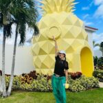 Sophie Fergi Instagram - Who lives in a pineapple under the sea 🌊 🧡💚 @nickresortpuntacana #nickpuntacana #nickelodeon #nickresorts #nickresortrivieramaya Br G R S Ph. Nickelodeon Resort Punta Cana