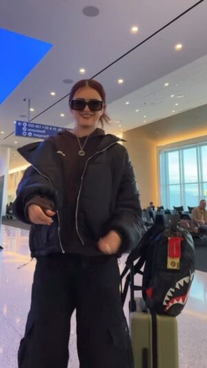 Sophie Fergi Instagram - traveling ❤️✈️..... #reelsinstagram #reels #reelitfeelit #reelsvideo