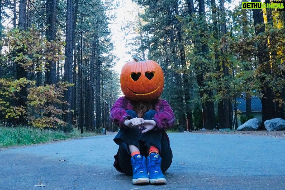 Sophie Fergi Instagram - 🎃 Big Bear Lake, California