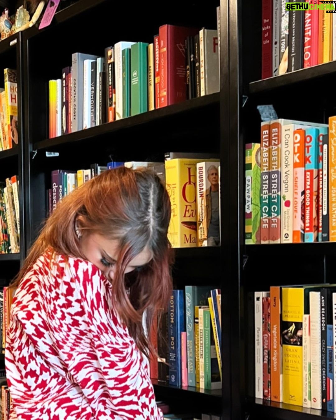 Sophie Fergi Instagram - my happy place 📚❤️ BOOK SHOP