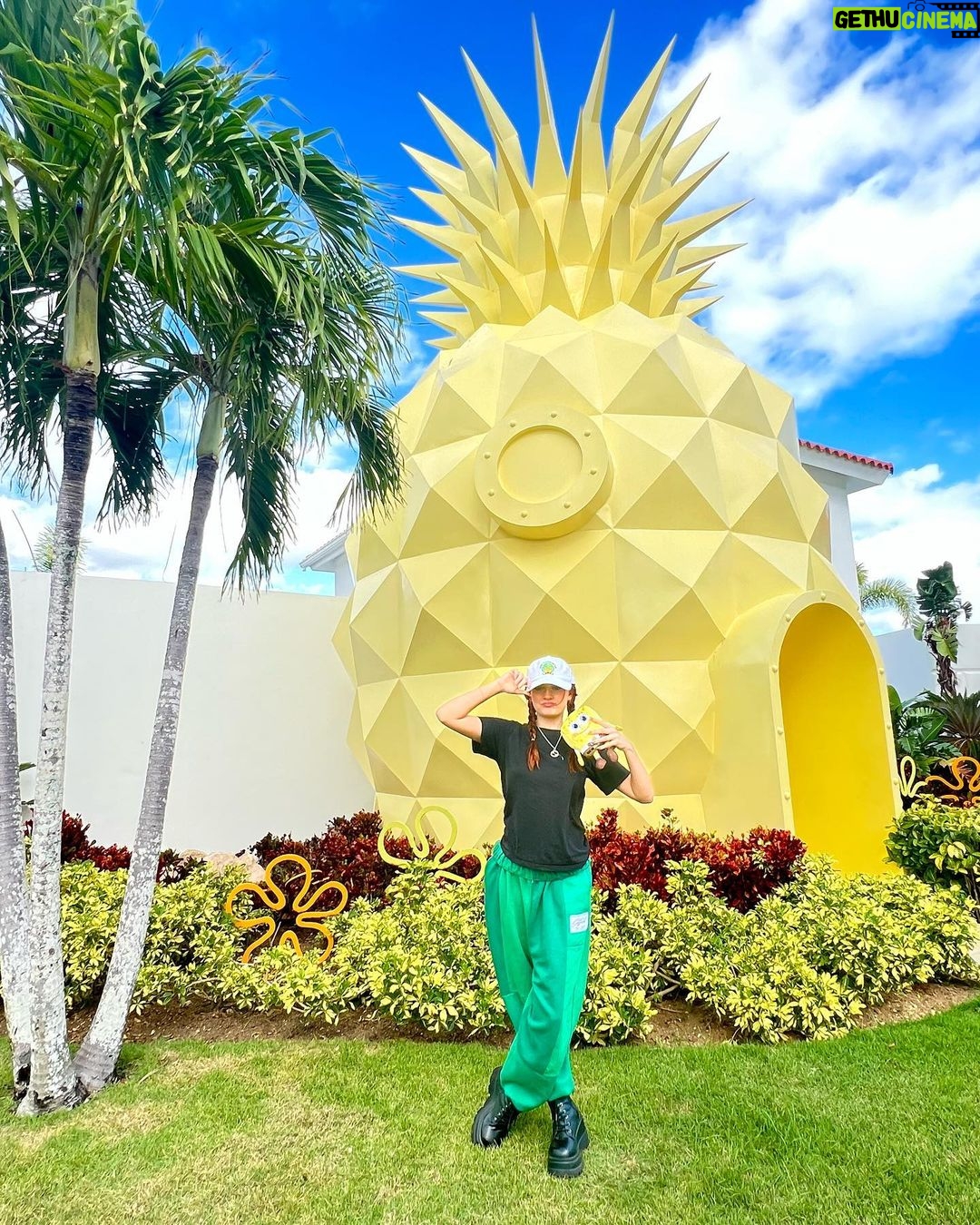 Sophie Fergi Instagram - Who lives in a pineapple under the sea ๐ ๐งก๐ @nickresortpuntacana #nickpuntacana #nickelodeon #nickresorts #nickresortrivieramaya Br G R S Ph. Nickelodeon Resort Punta Cana