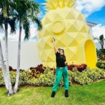 Sophie Fergi Instagram - Who lives in a pineapple under the sea 🌊 🧡💚 @nickresortpuntacana #nickpuntacana #nickelodeon #nickresorts #nickresortrivieramaya Br G R S Ph. Nickelodeon Resort Punta Cana