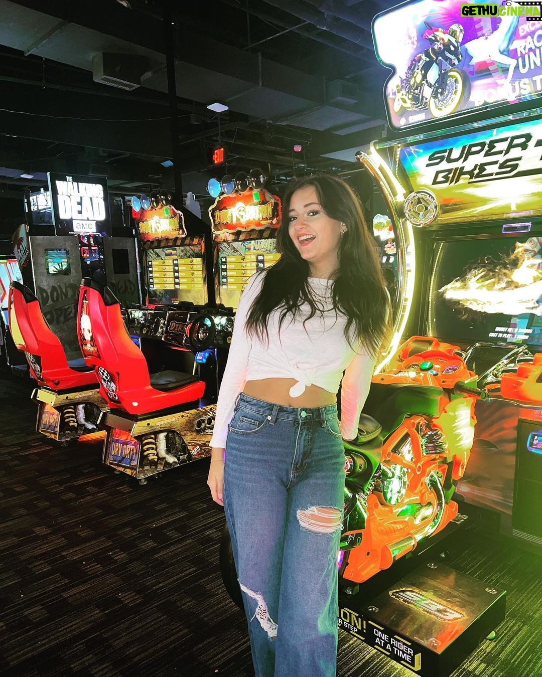Sophie Fergi Instagram - Playing video games 🎶 - Lana del ray David and Busters