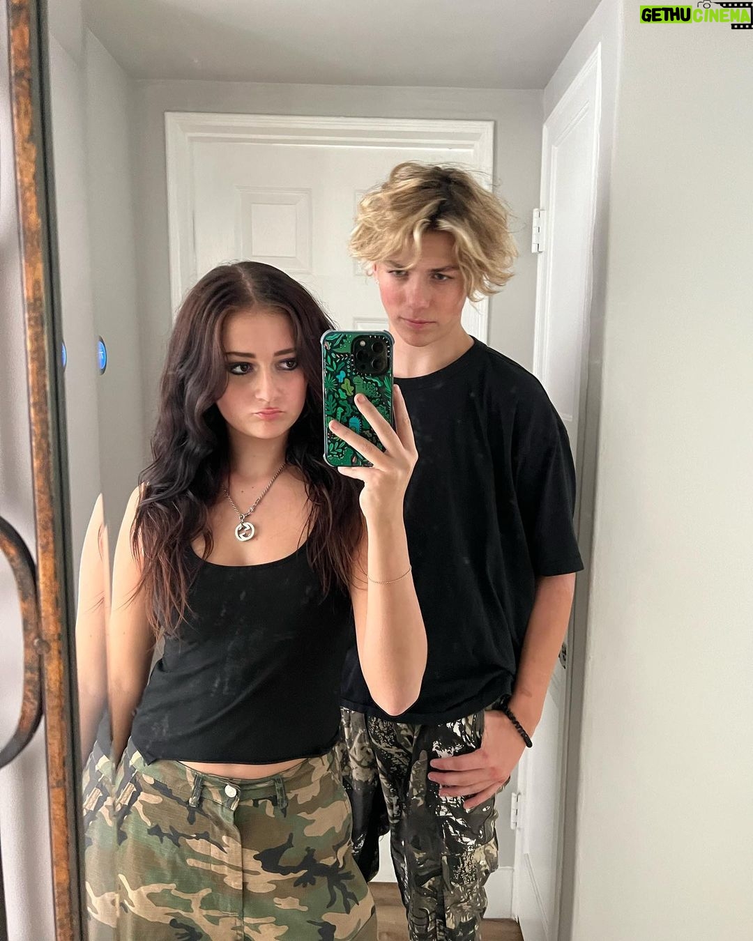 Sophie Fergi - 50K Likes - Twinning👽🖤