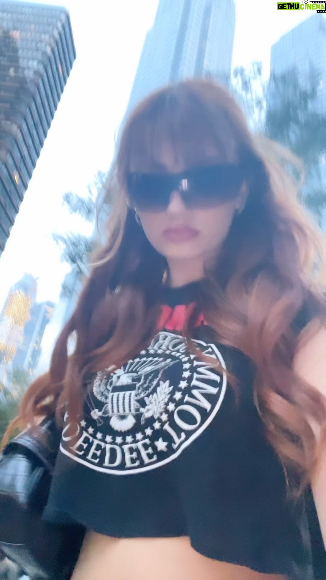 Sophie Fergi - 9.1K Likes - Walking in nyc 🍎✨ #reelsvideo #reelsinstagram #reelitfeelit #reels #nycc