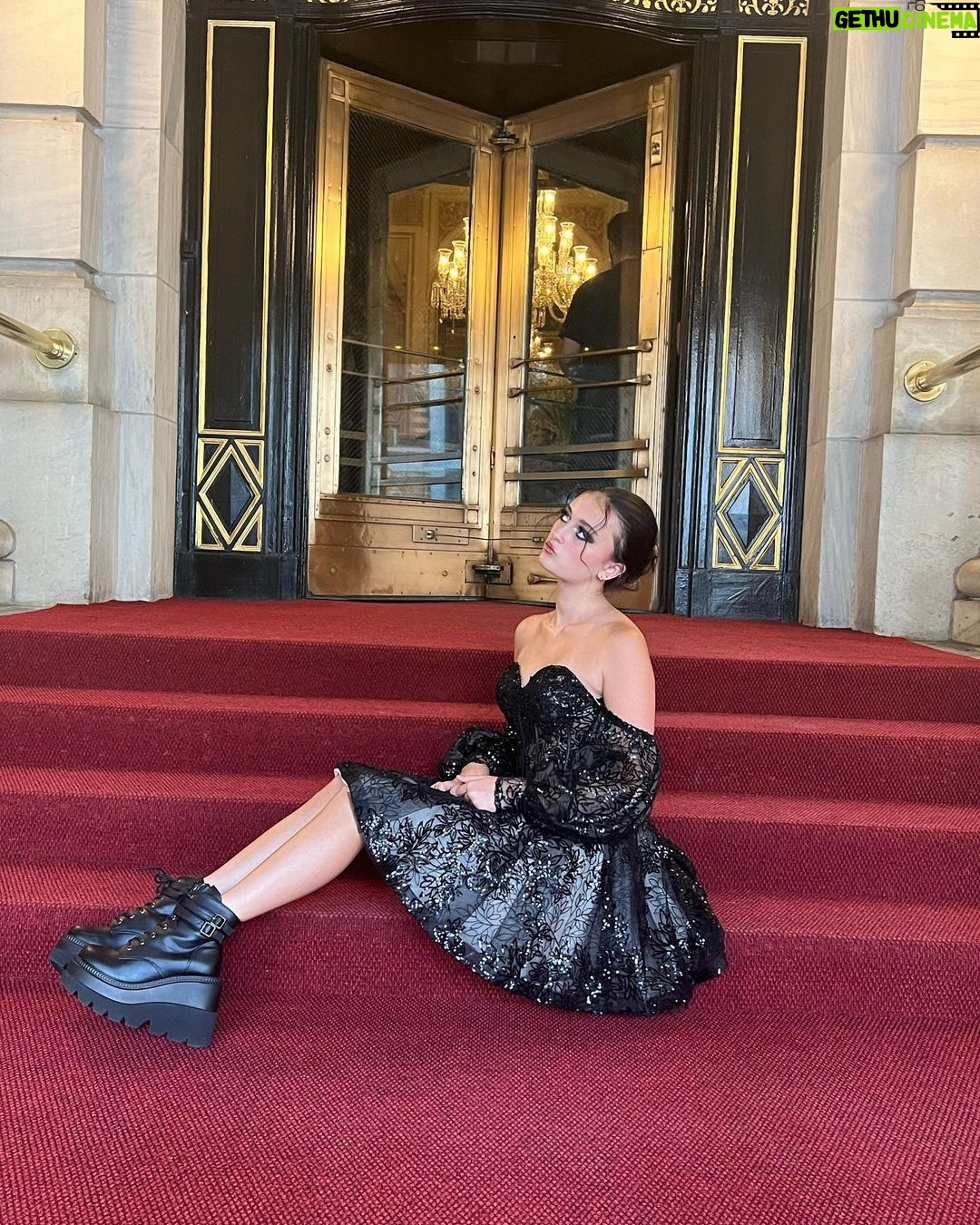 Sophie Fergi Instagram - I feel like a princess 🖤 New York City, N.Y.