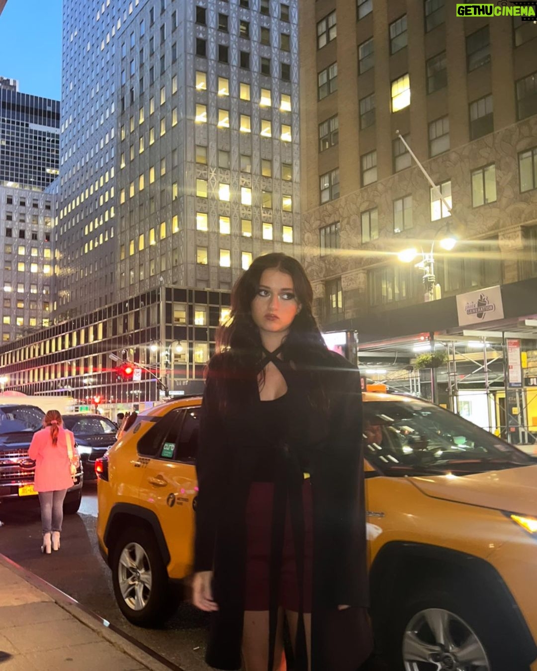 Sophie Fergi Instagram - πNew York minute π New York City, N.Y.