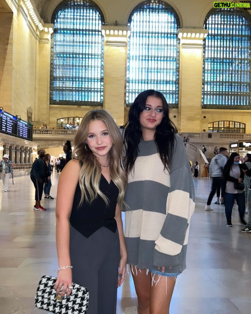 Sophie Fergi Instagram - THE DUO IS BACK 🪐❤️ #silly Grand Central Station