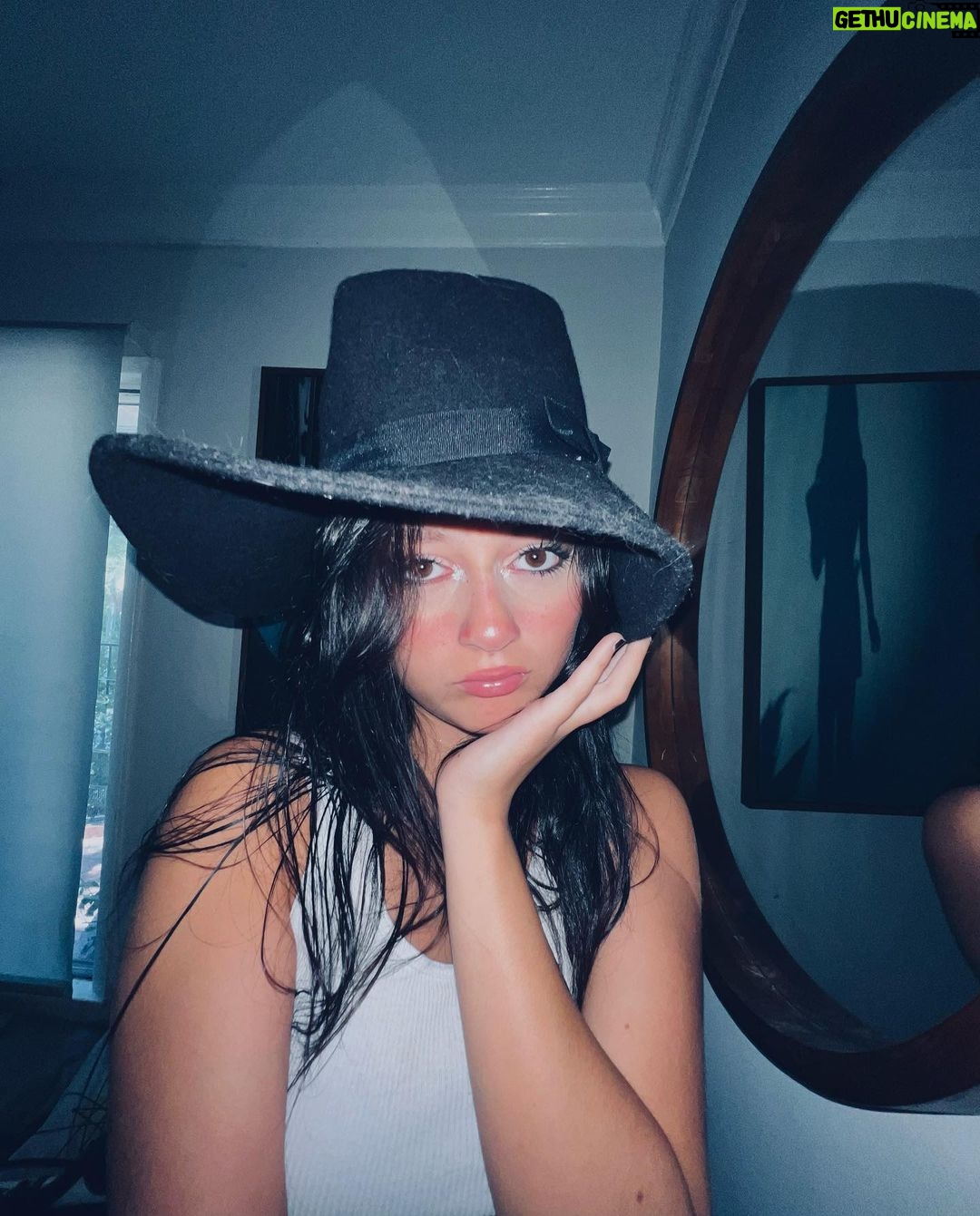Sophie Fergi Instagram - A hat moment from mwah 💋 Old Hollywood