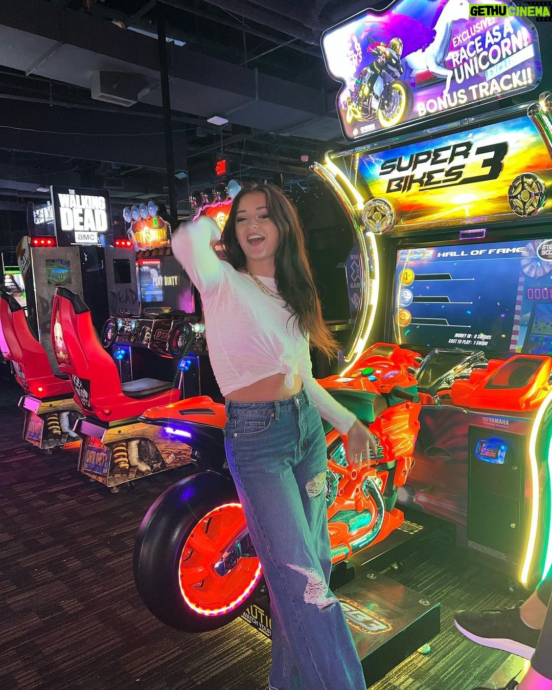 Sophie Fergi Instagram - Playing video games 🎶 - Lana del ray David and Busters