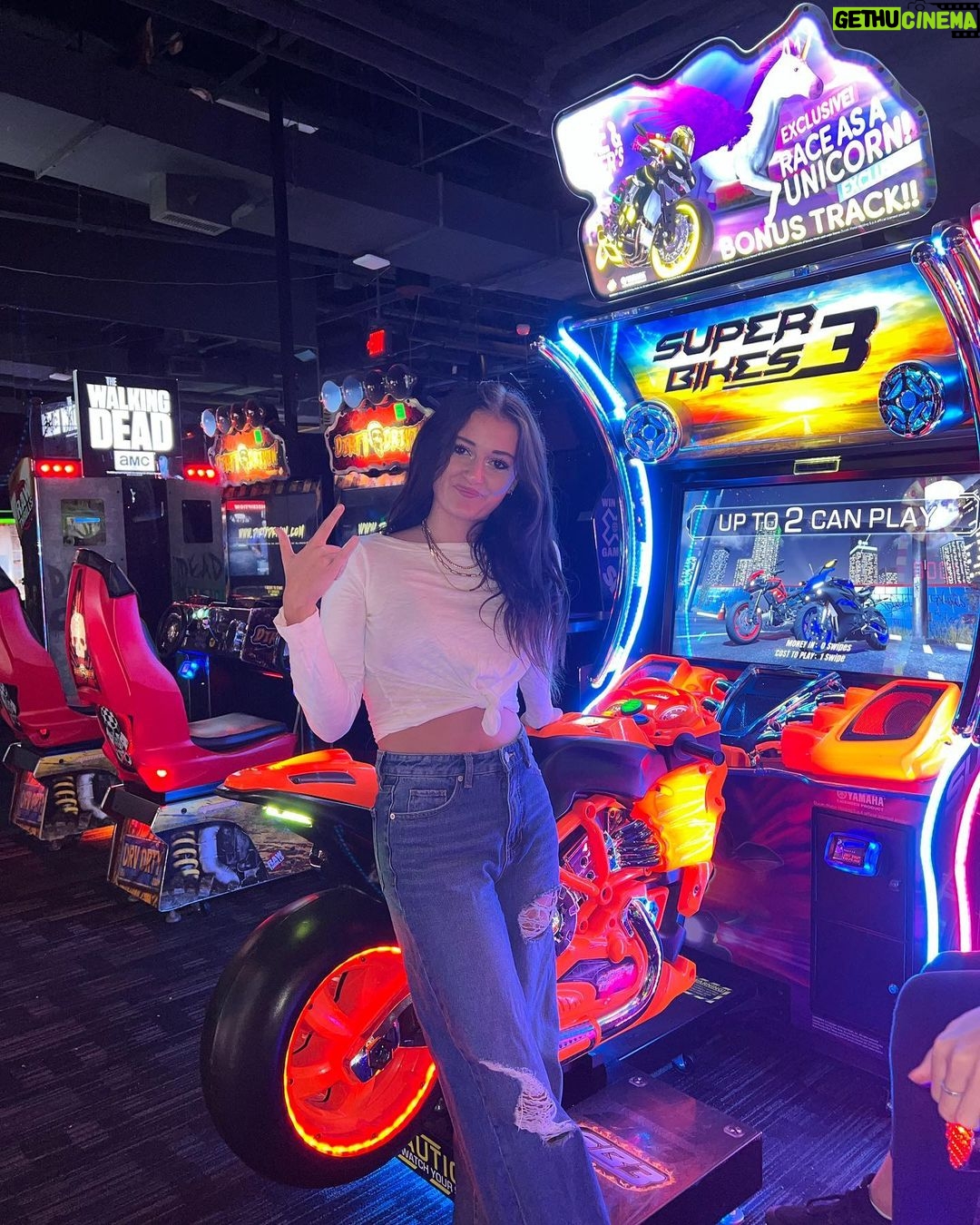 Sophie Fergi Instagram - Playing video games 🎶 - Lana del ray David and Busters