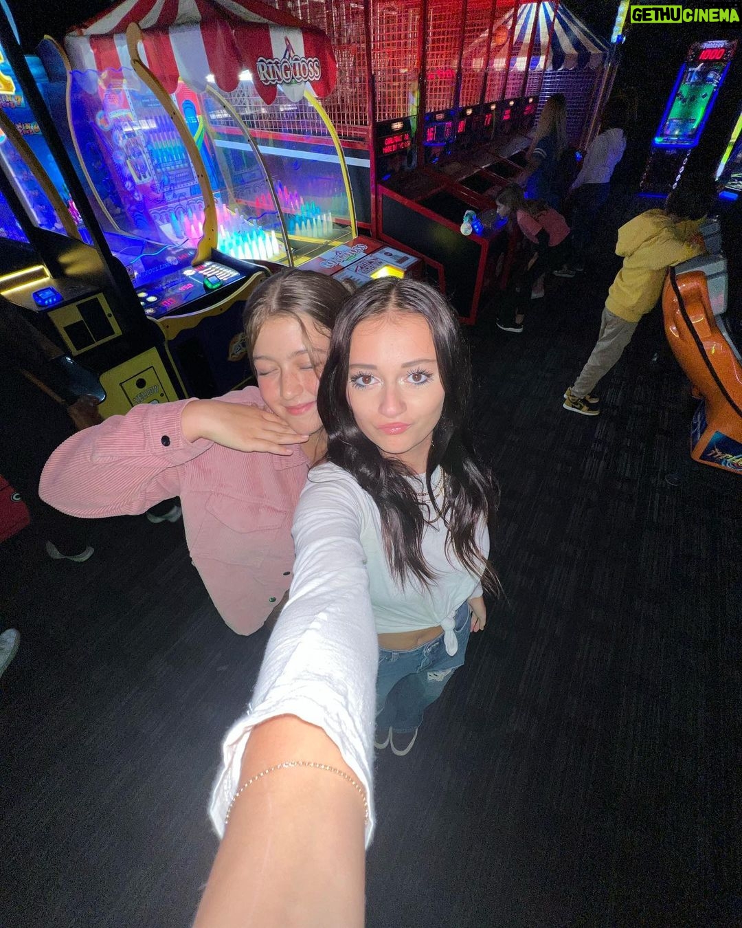 Sophie Fergi Instagram - Playing video games 🎶 - Lana del ray David and Busters