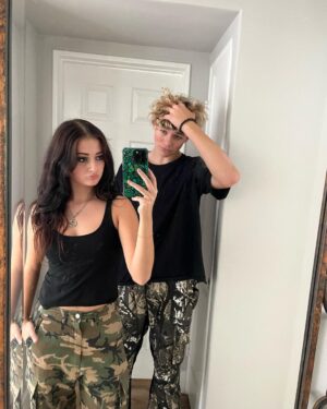 Sophie Fergi Instagram - Twinning👽🖤