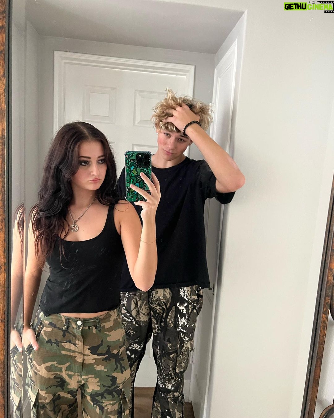 Sophie Fergi - 50K Likes - Twinning👽🖤