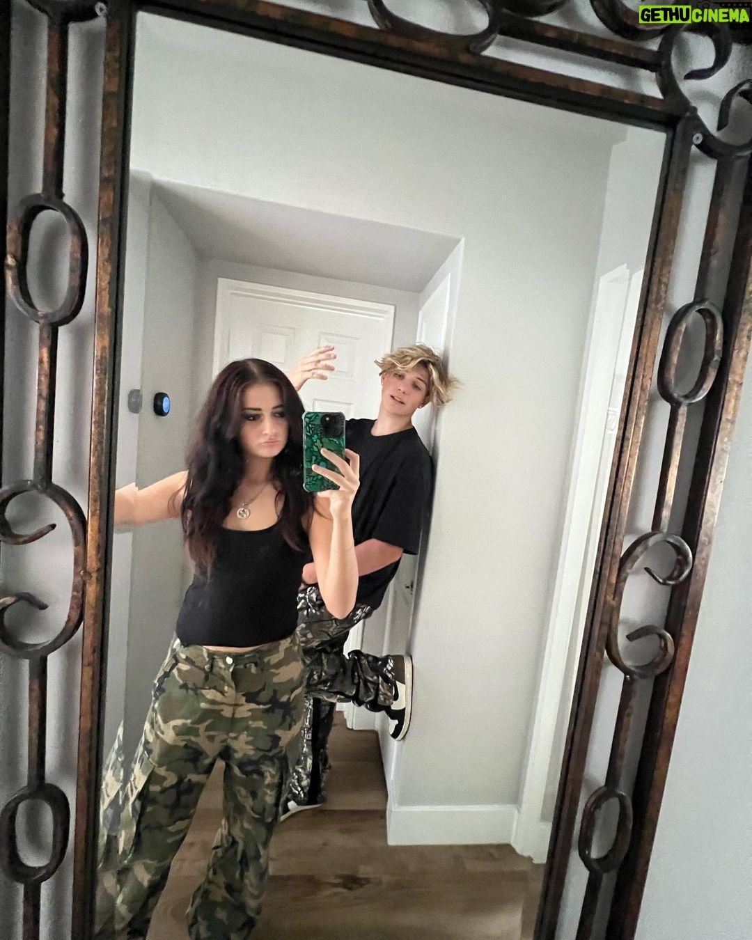 Sophie Fergi - 50K Likes - Twinning👽🖤