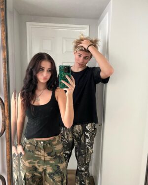 Sophie Fergi Instagram - Twinning👽🖤