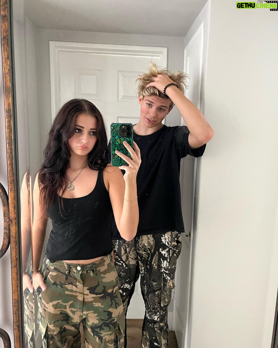 Sophie Fergi - 50K Likes - Twinning👽🖤