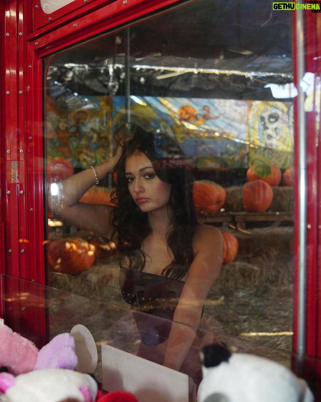 Sophie Fergi Instagram - Claw machine moment 🤭 Hollywood